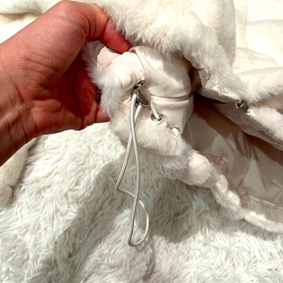 White fuzzy faux fur hooded jacket puffer - Picture 3 of 4